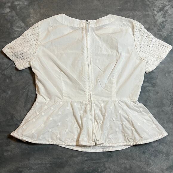 Gap Crewneck Short Sleeve Peplum Blouse Size 00 Floral Embroidery Eyelet Lace - Picture 2 of 9